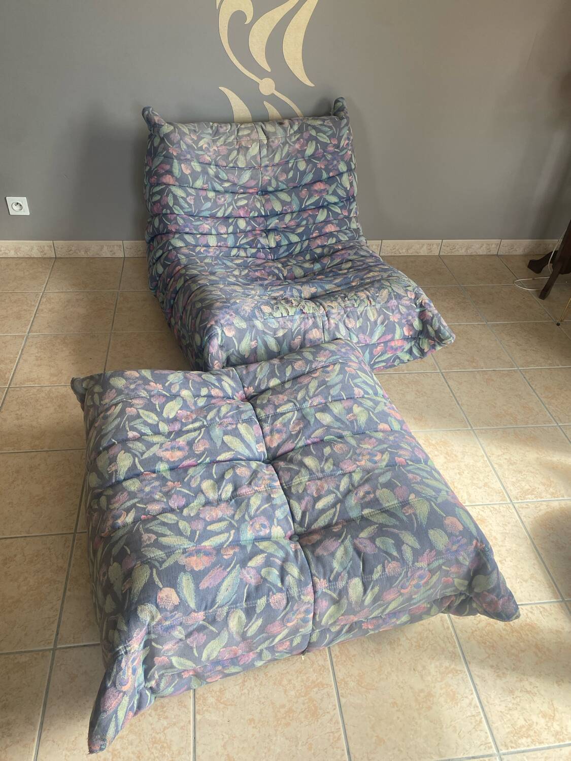 Shoe cabinet with its pouf by Michel Ducaroy for Ligne Roset.