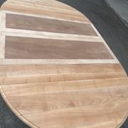 Table à manger ronde pied central extensible décapée en noyer massif 2 rall
