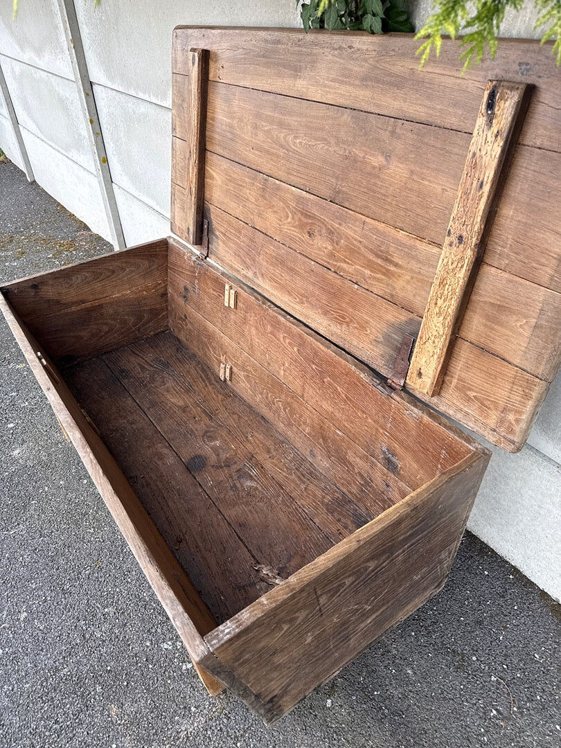 Coffre vintage en bois brut