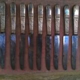 Douze couteaux anciens en métal argenté, complet