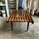 Table basse, banc en bois foncé lamellé