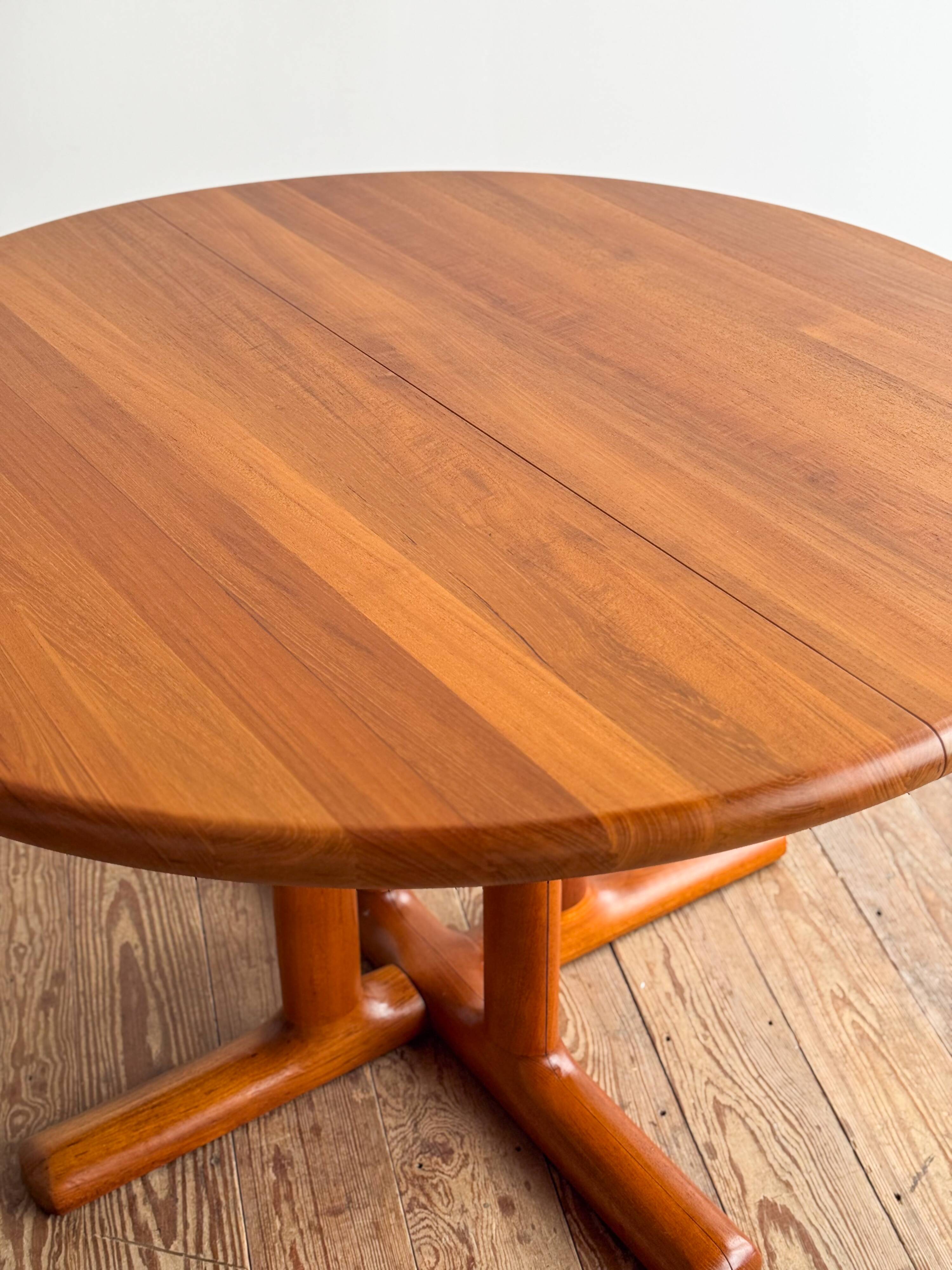 Table ronde extensible en teck de Dyrlund, Danemark