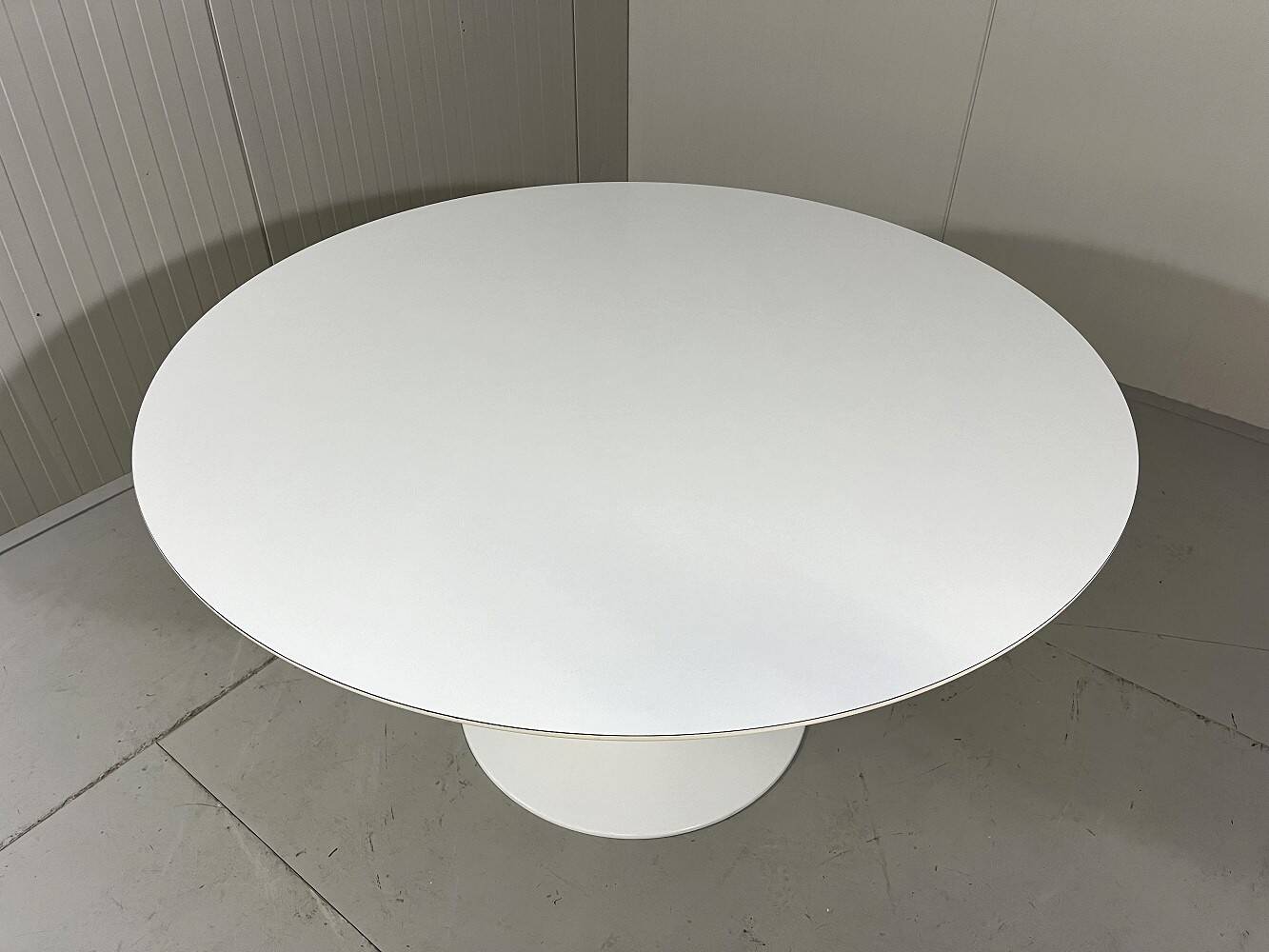 Knoll International Tulip dining table by Eero Saarinen
