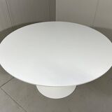 Knoll International Tulip dining table by Eero Saarinen