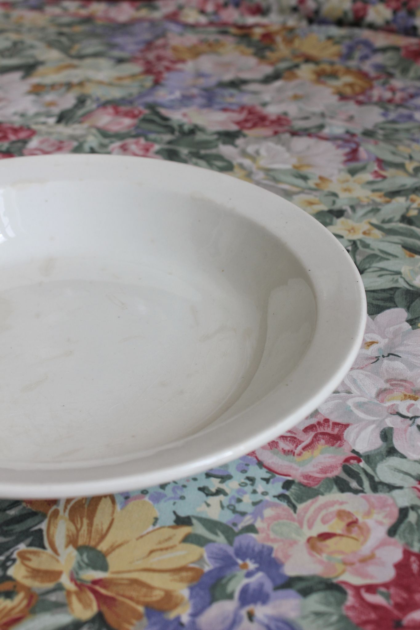 Plat creux saladier blanc en terre de fer Gien