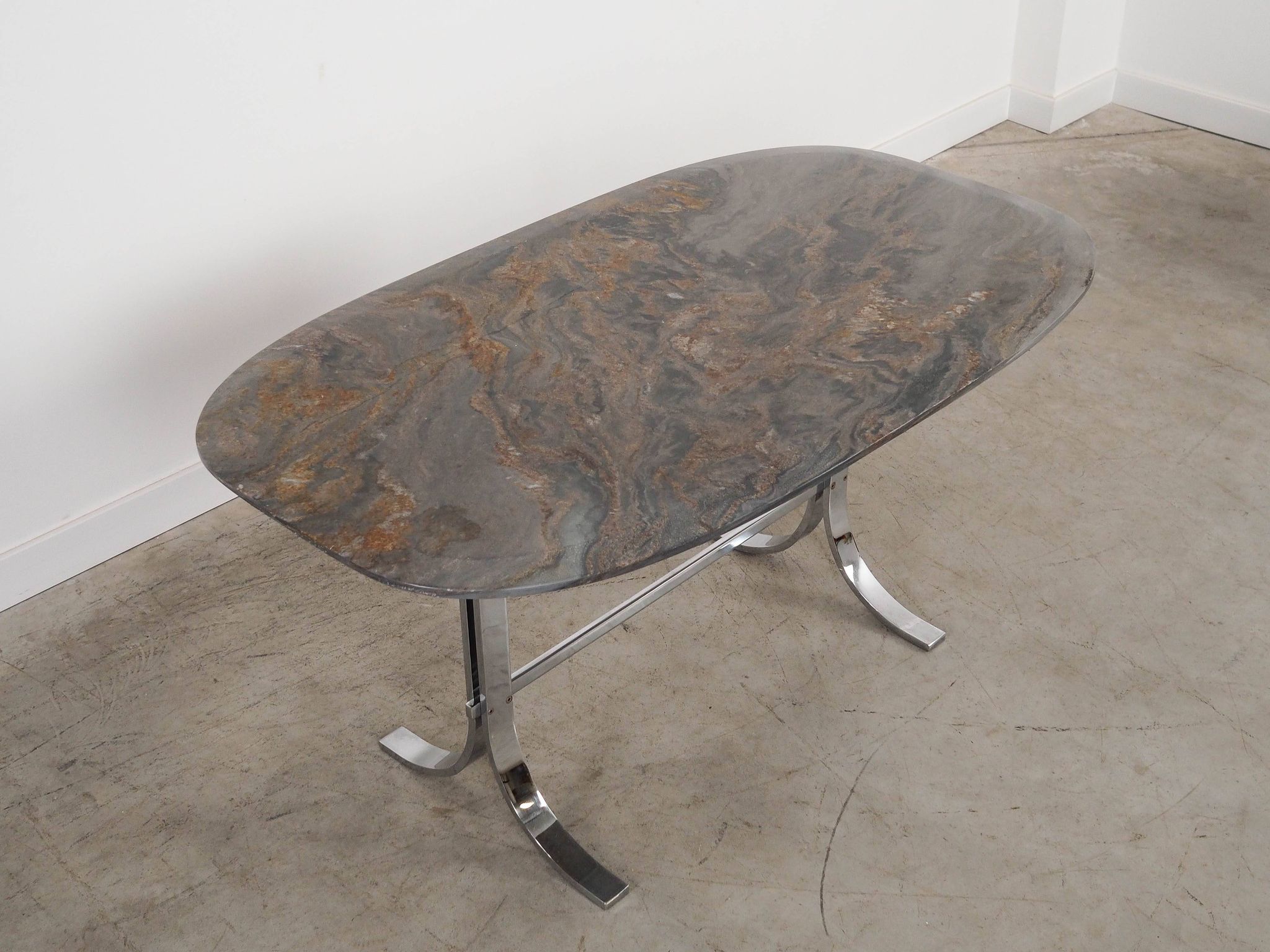 Table danoise en pierre, années 1980