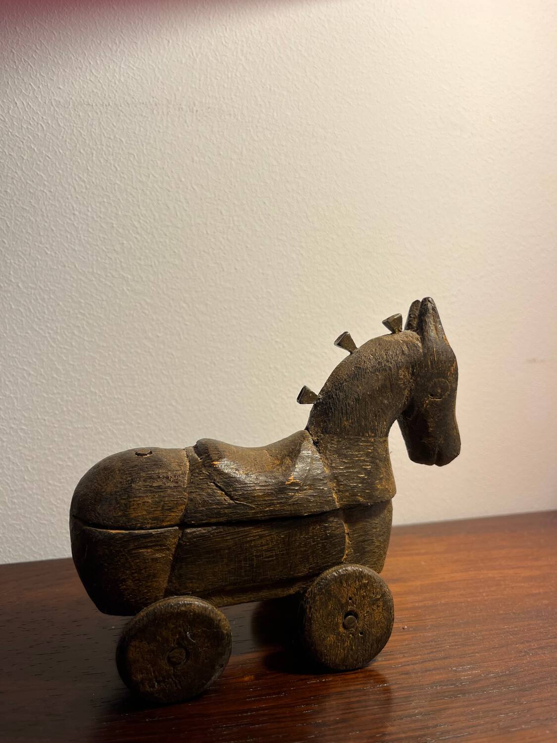 Cheval art populaire en bois sculpté