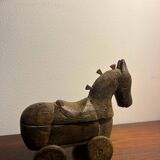 Cheval art populaire en bois sculpté