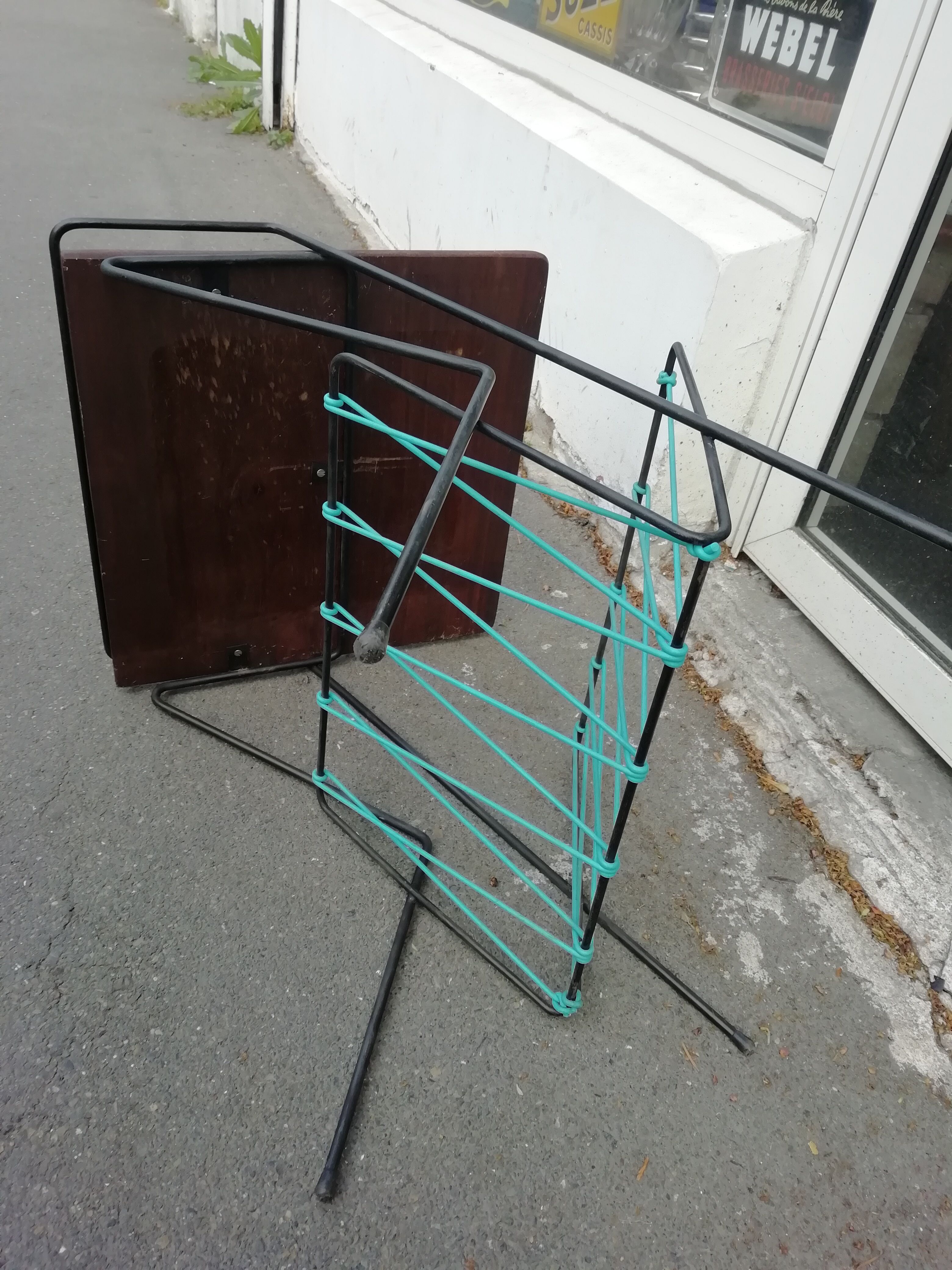 Scoubidou/couch tip magazine door