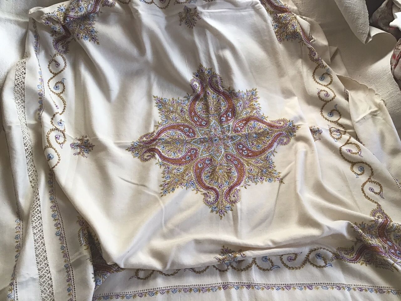 Grey silk nape and towels embroidered with coloured cashmere patterns