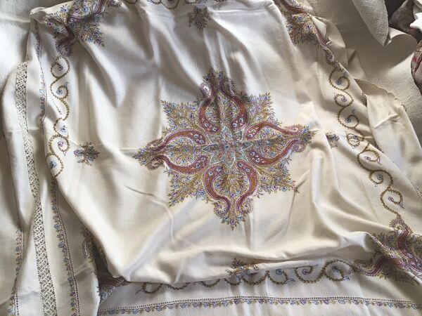Nappe et serviettes en soie grège brodée de motifs cachemires  en couleur