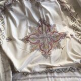 Nappe et serviettes en soie grège brodée de motifs cachemires  en couleur