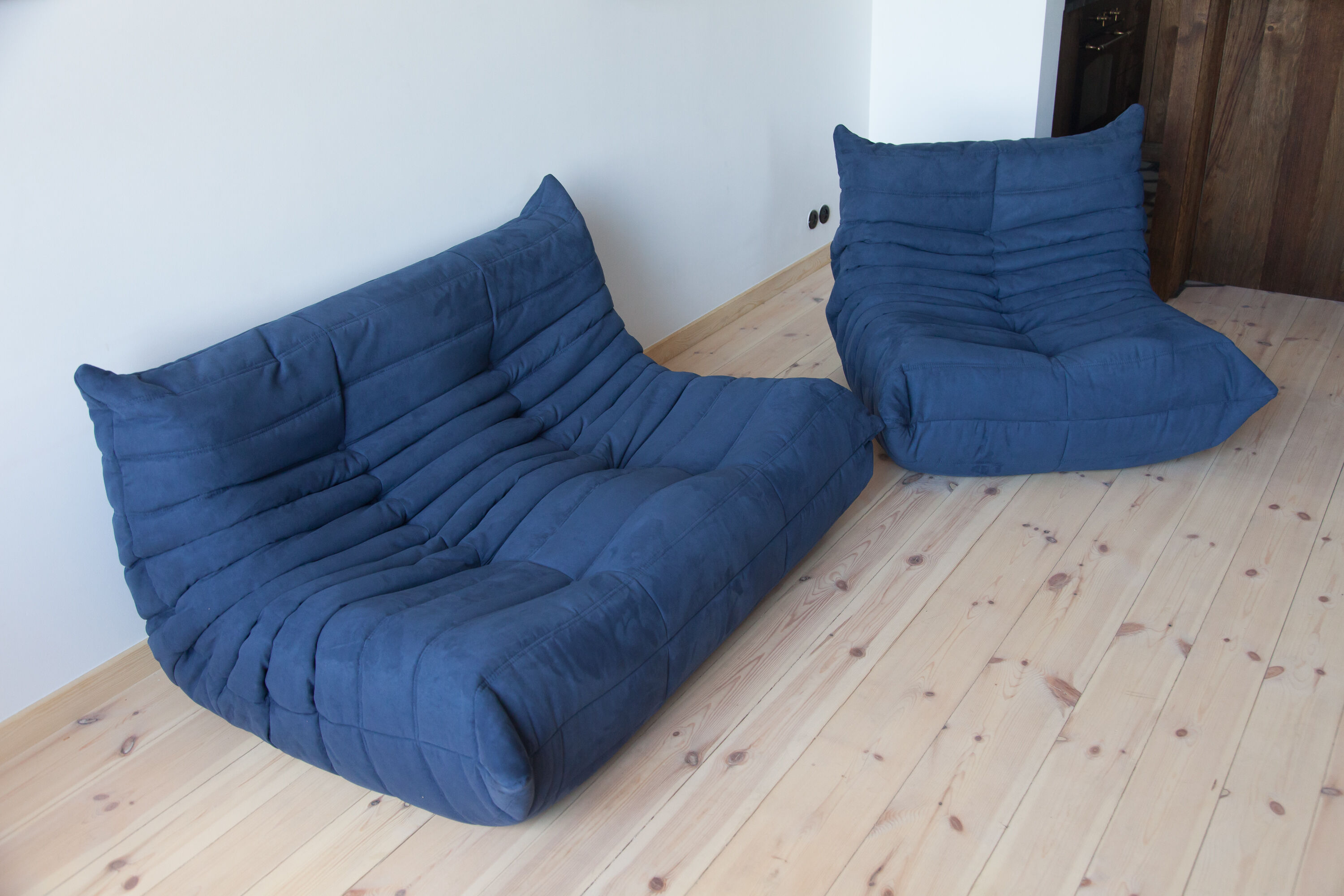 Canapé 2 places et fauteuil "Togo" modèle dessiné par Michel Ducaroy 1973