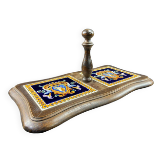 Trivet display in Gien earthenware with Renaissance decor on wooden frame