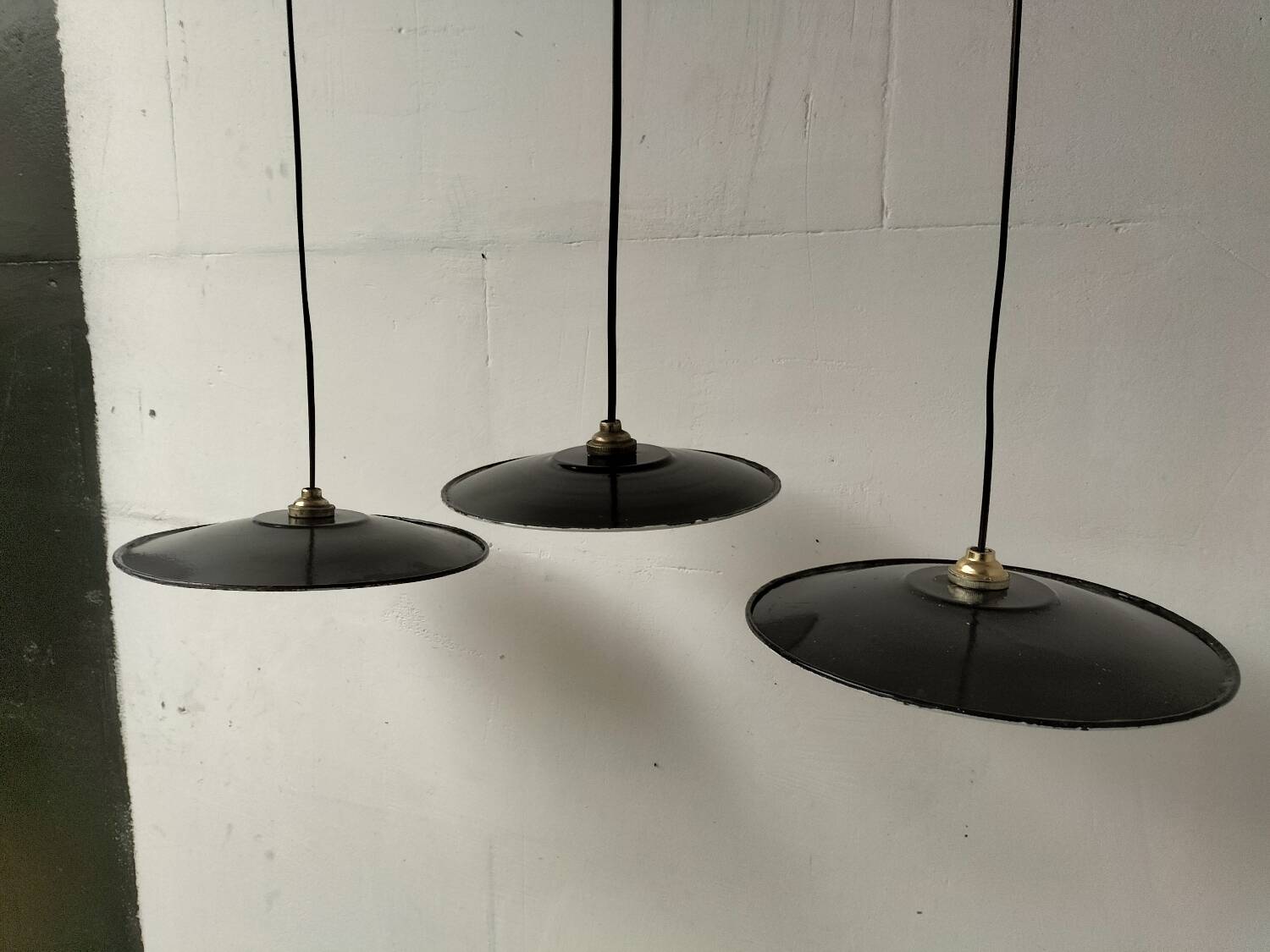 Enamelled sheet metal suspensions