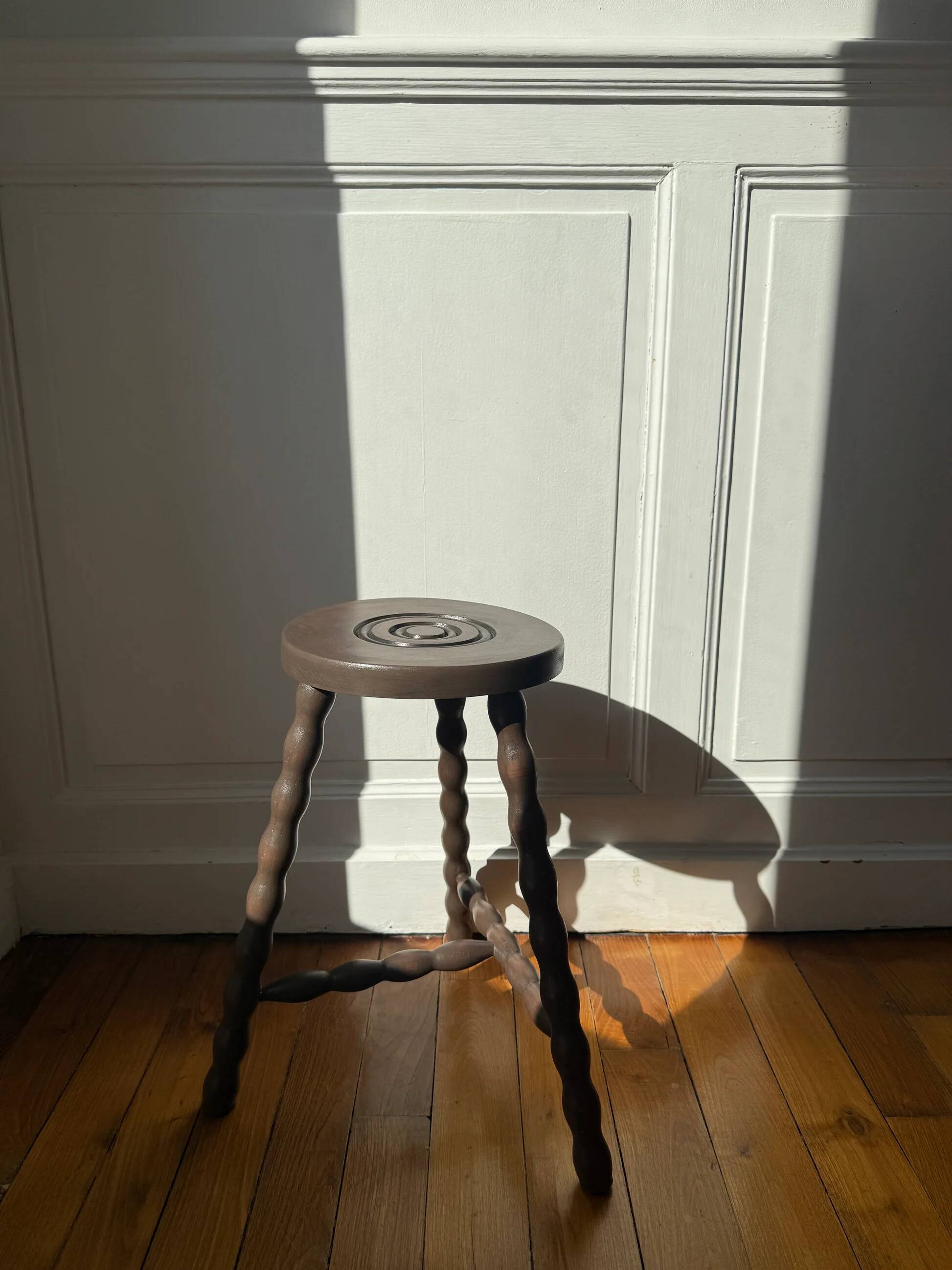 Tabouret tripode en bois tourné