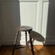 Tabouret tripode en bois tourné