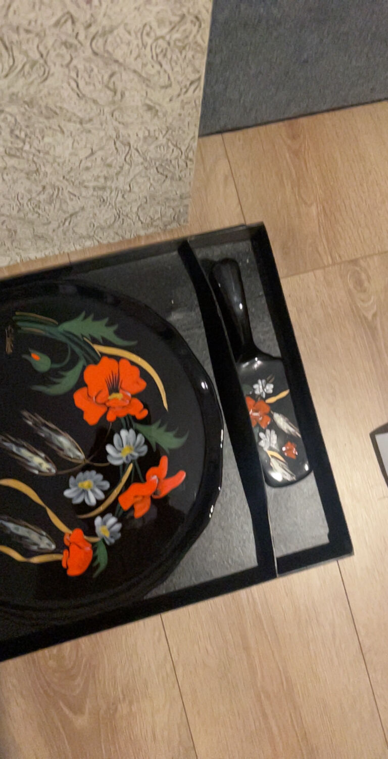 Dish with pie server