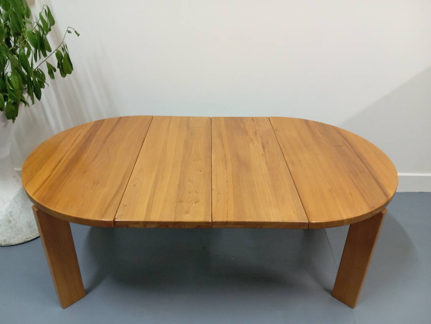 Maison Regain round/oval table in Elm