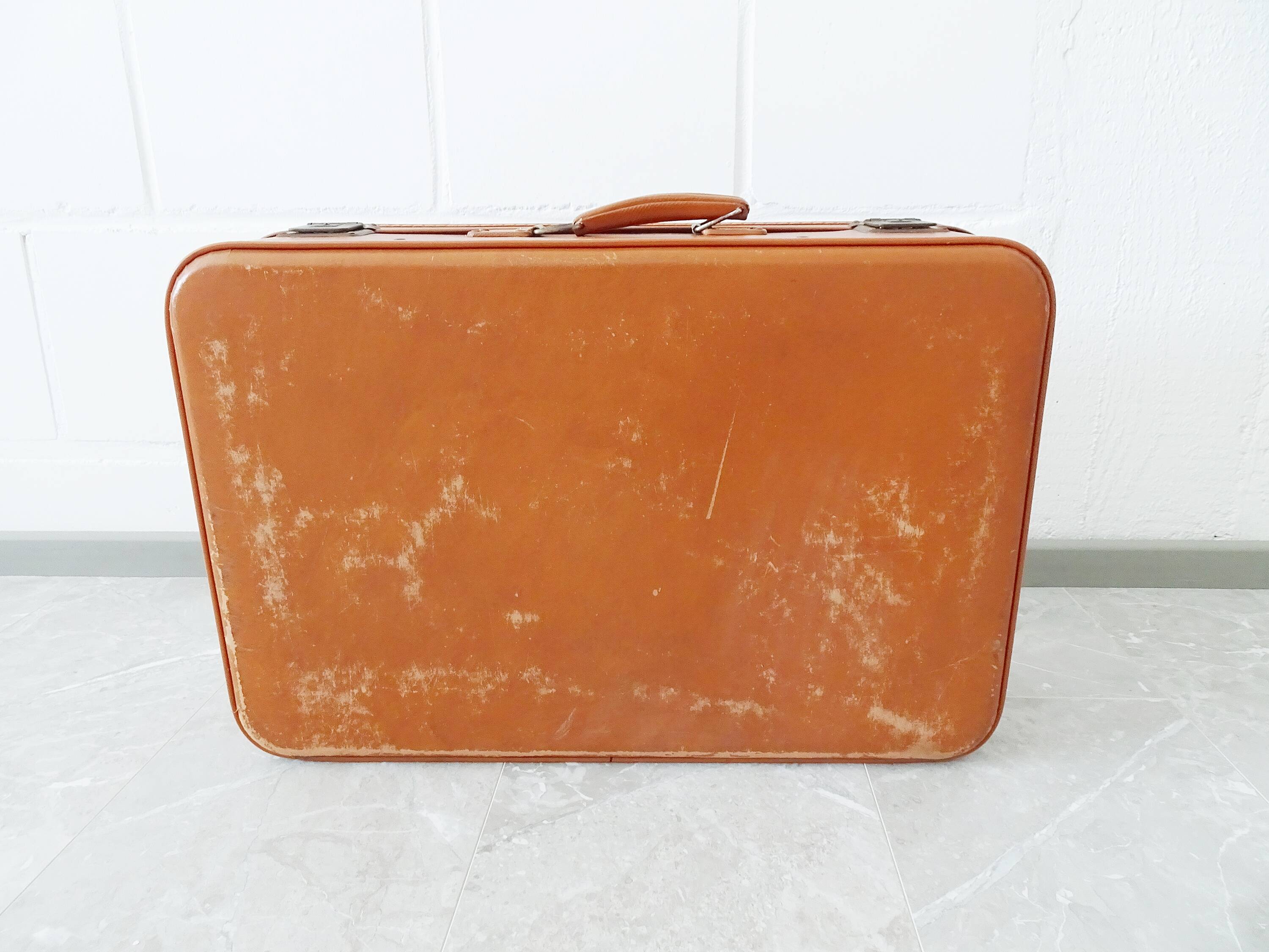 Valise de couleur cognac, valise dure