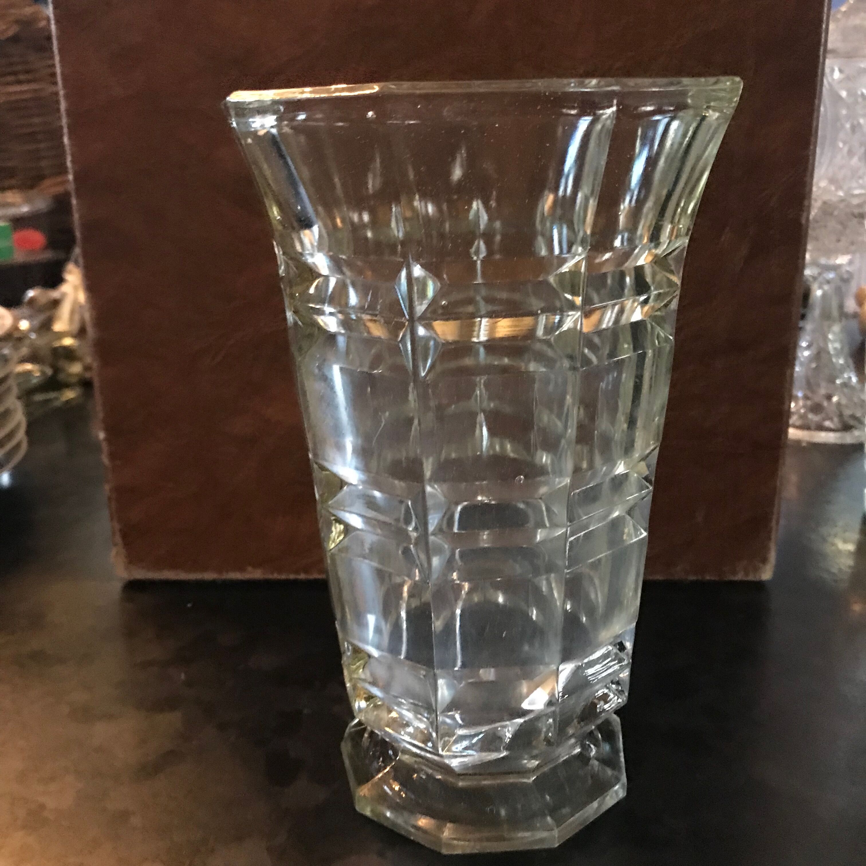 Pop-up Christmas 2022 Carved glass vase dating from the mid-twentieth century