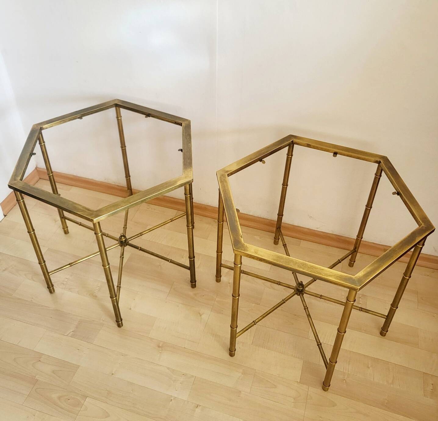 Paire de tables basses en faux bambou dans le goût de Bagues ca.1960.