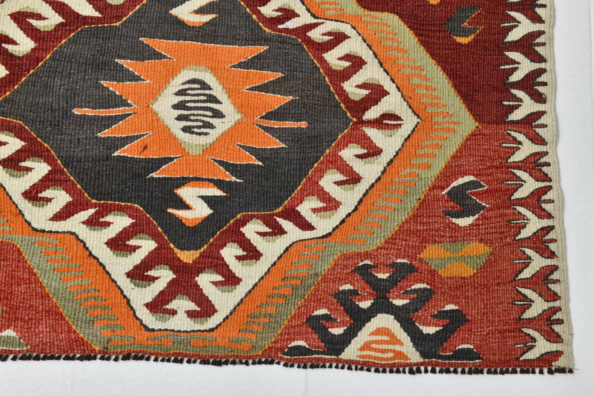 Tapis kilim vintage géométrique fait main – Explosion de motifs ethniques
