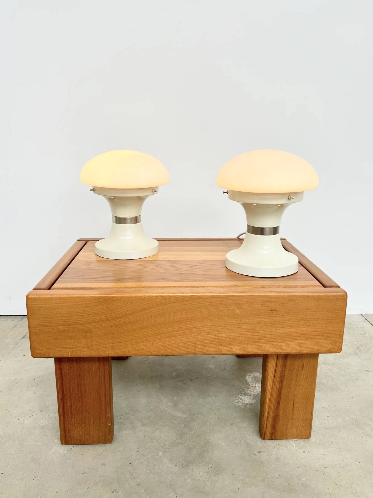 Paire de lampes champignon — Opaline blanche et métal laqué — Années 70