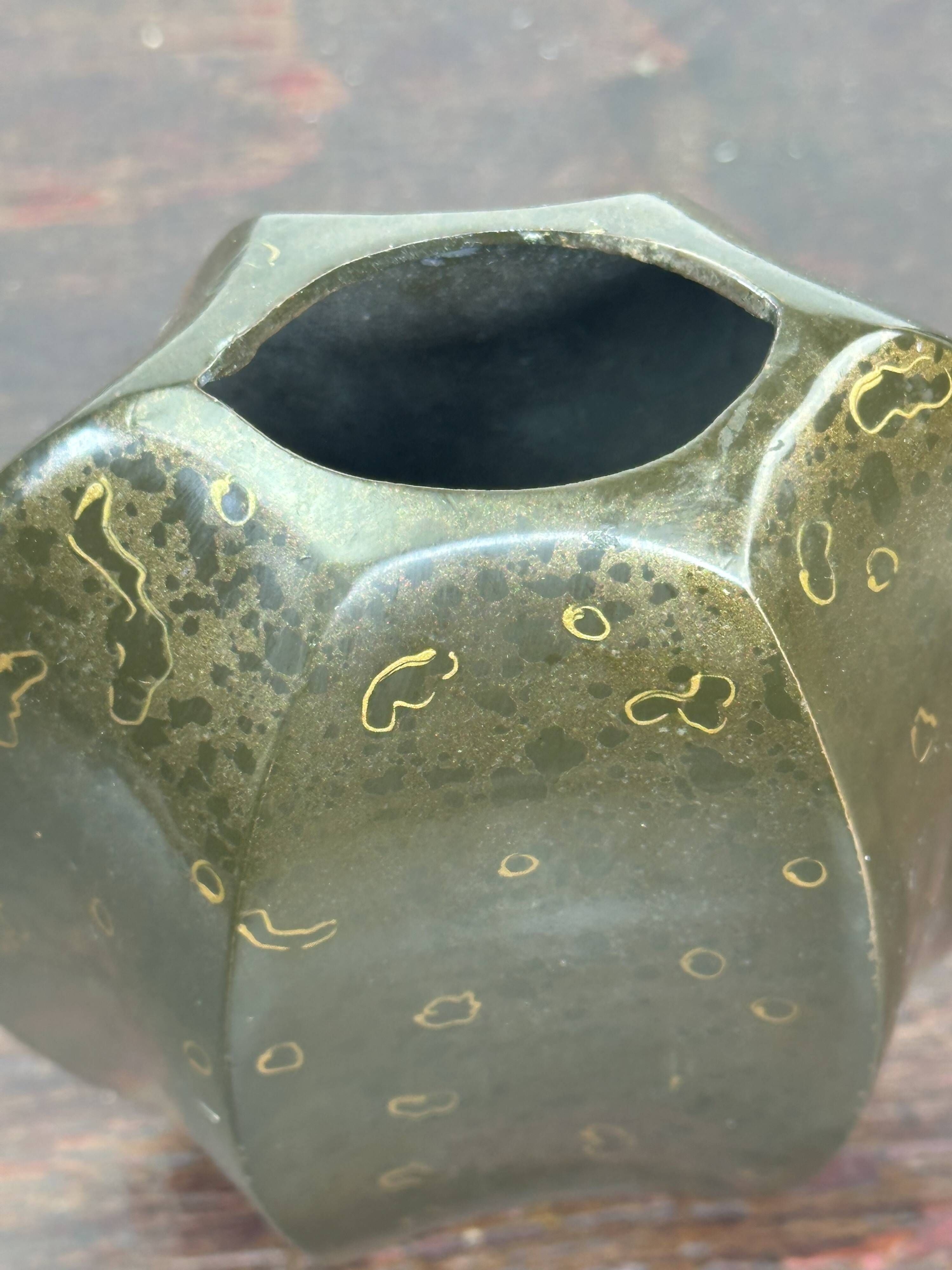 Paire de petits vases méplats époque Art Déco en dinanderie