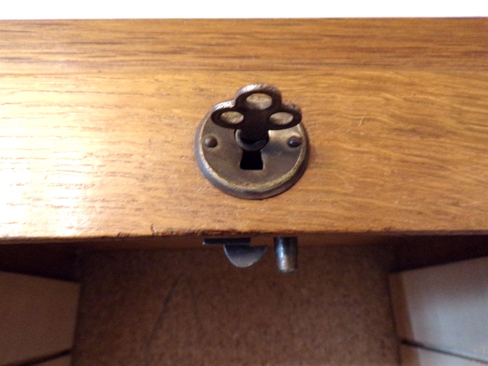 Vertical binder with curtain