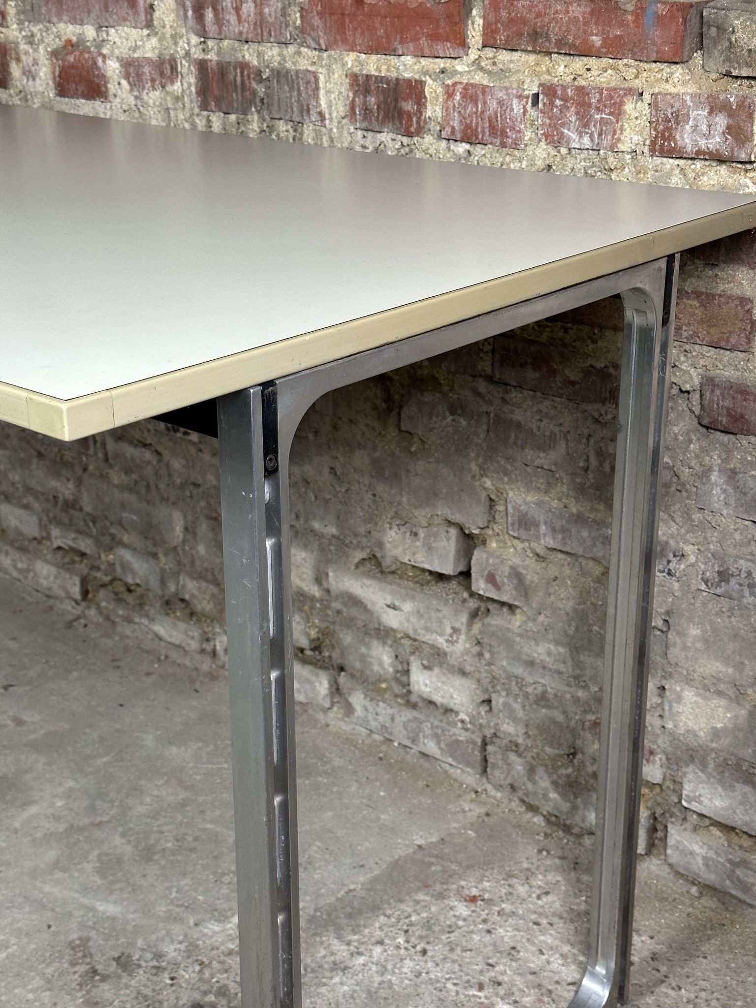 Vintage desk table 1975 in aluminum and melanin by albert rosselli for facomet