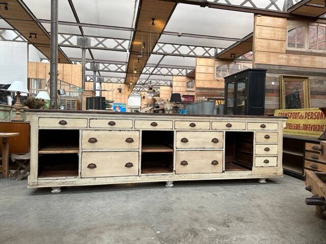 Huge store counter at the beginning of the 20th century