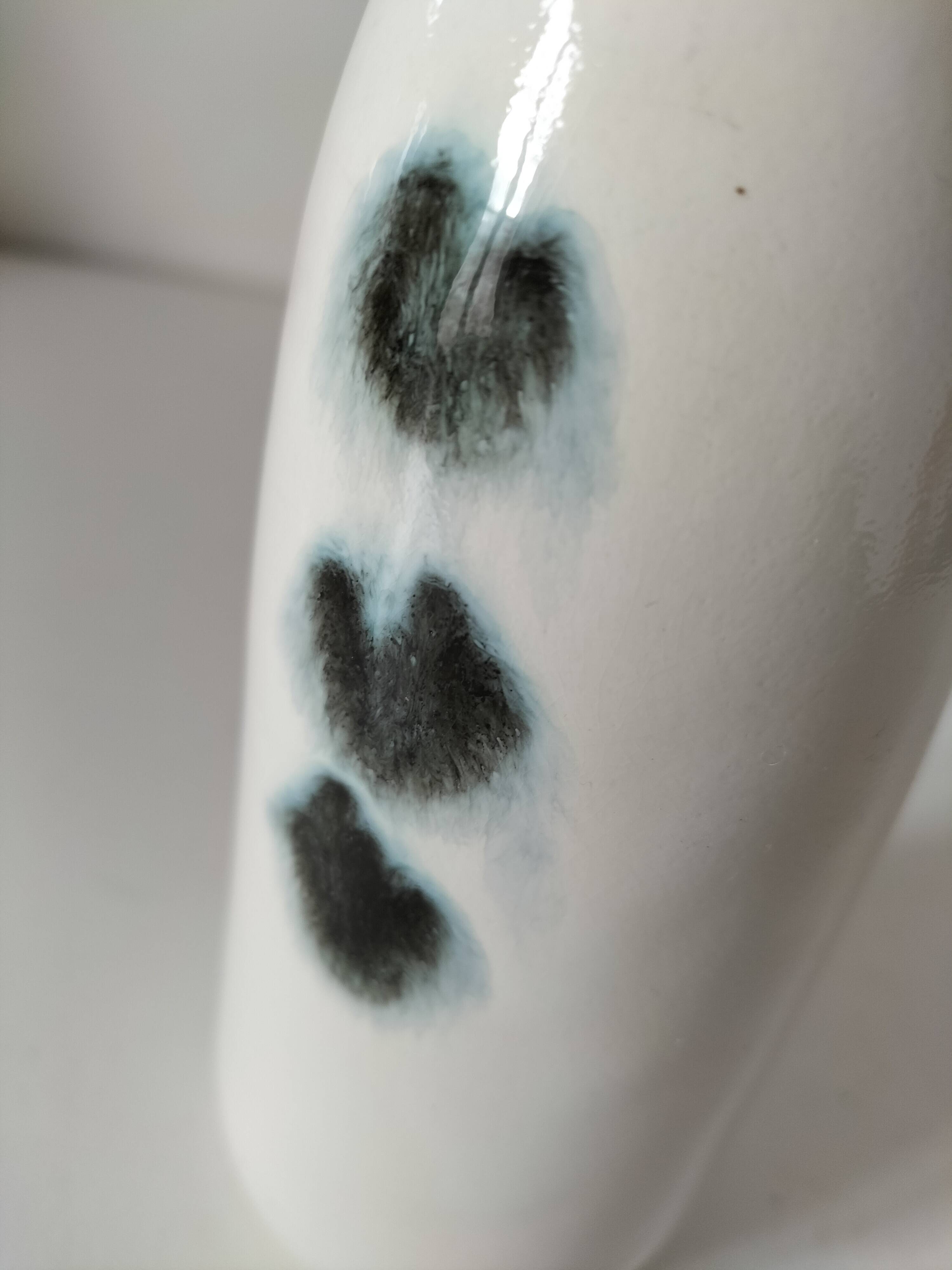 Duo de vases en céramique émaillée, décor pictural, signés MU