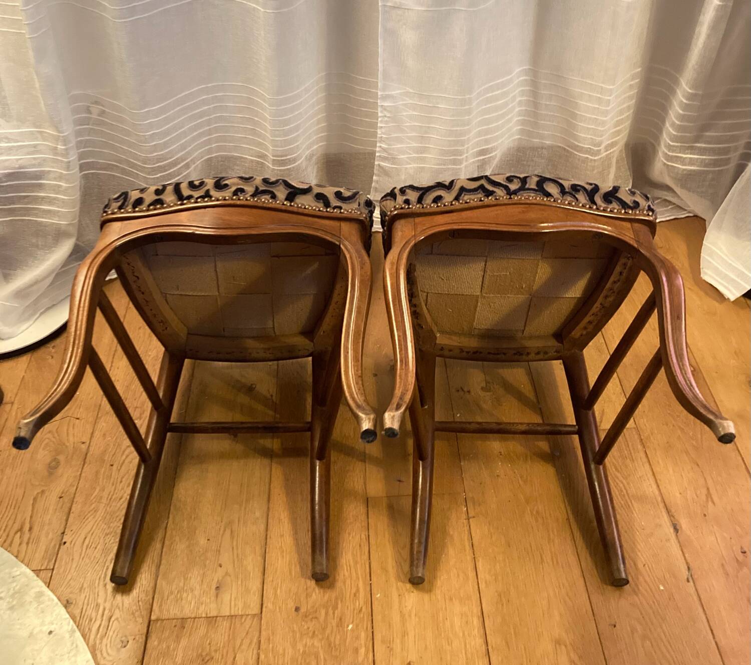 Chaises Louis Philippe en noyer époque XIXe, tapissées à neuf