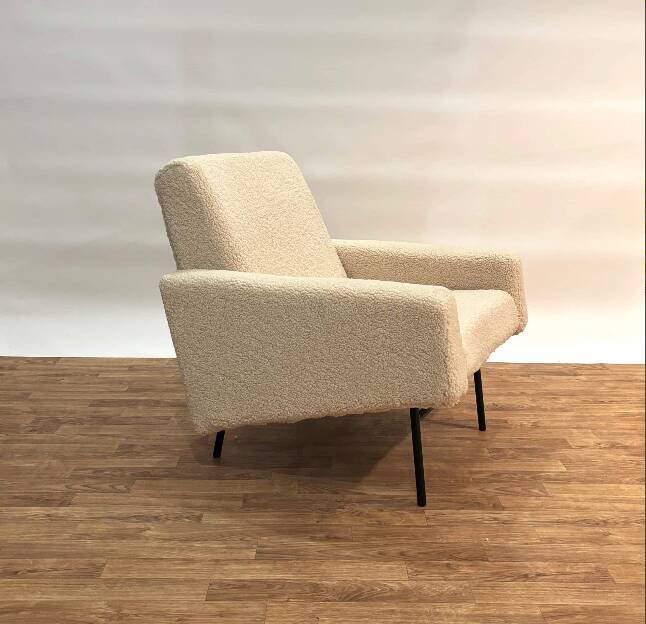 Chair by Pierre Guariche for Airborne in white.