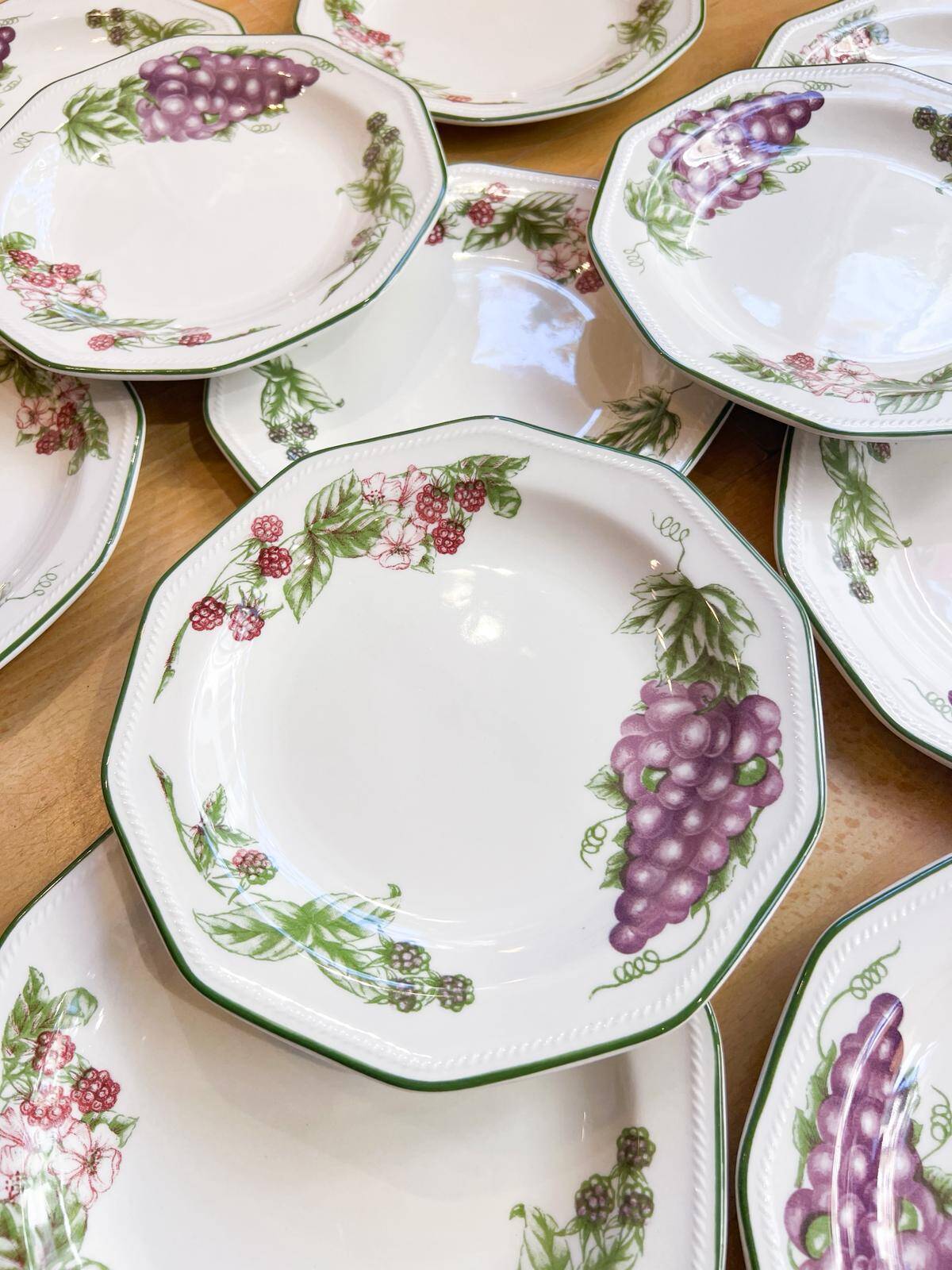 11 dessert plates Churchill - England