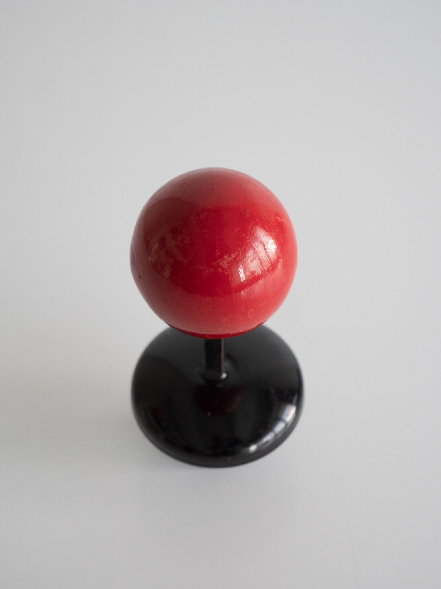 Black and red patère