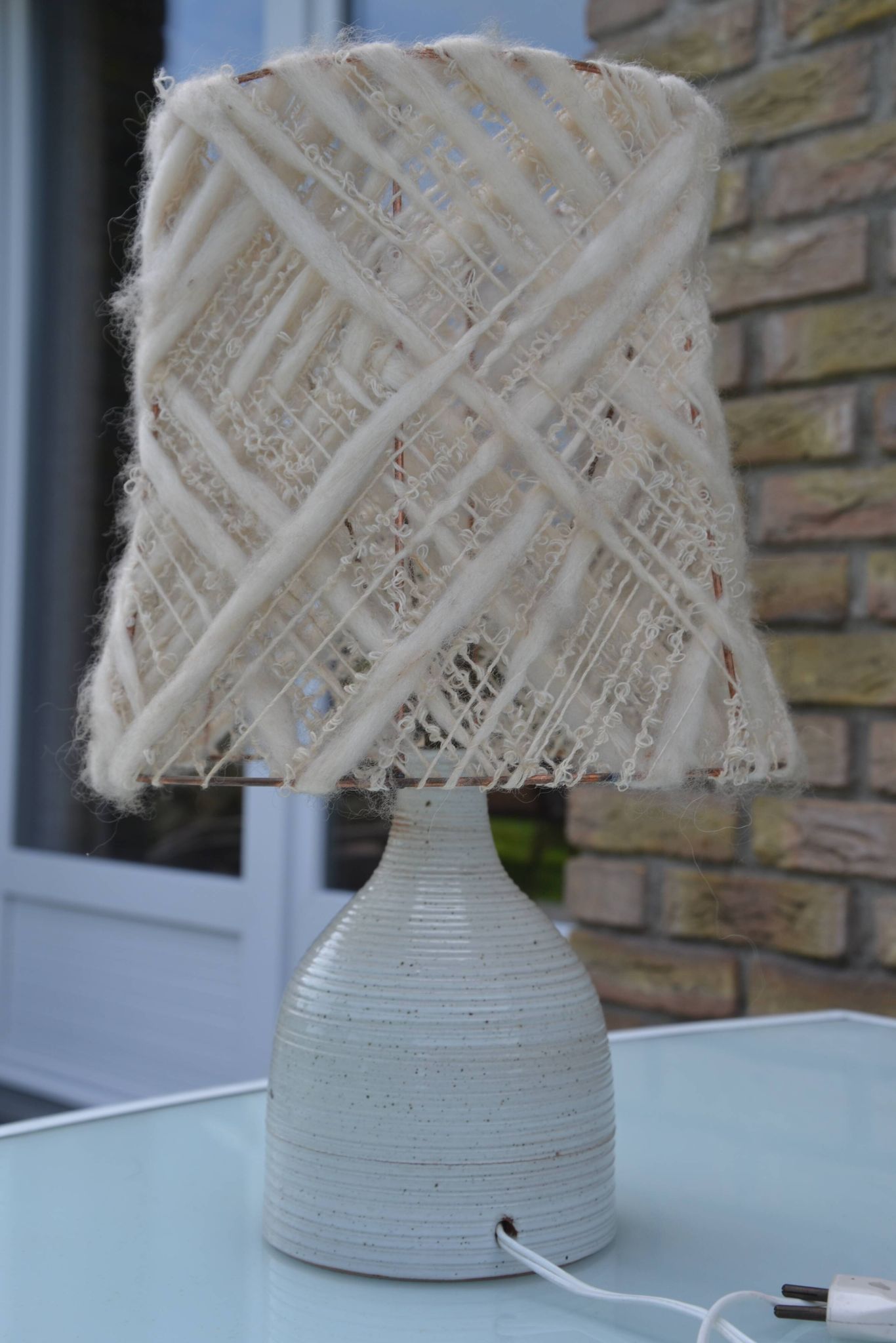 Lampe en grès et laine années 70