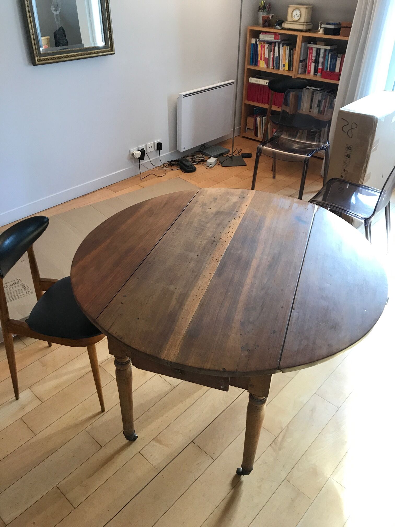 Foldable wooden round table