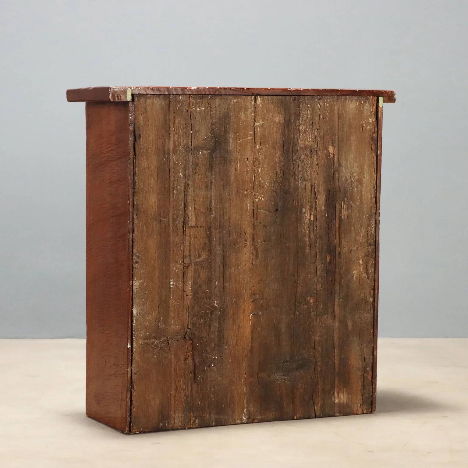Walnut credenza with floral engraving - Italy 19th century