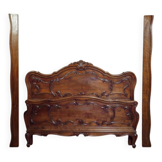 Grand Venetian bed in Louis XV style made of solid walnut – Carved – late 19th century