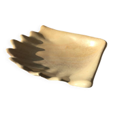 Shell-shaped soap dish in hard stone