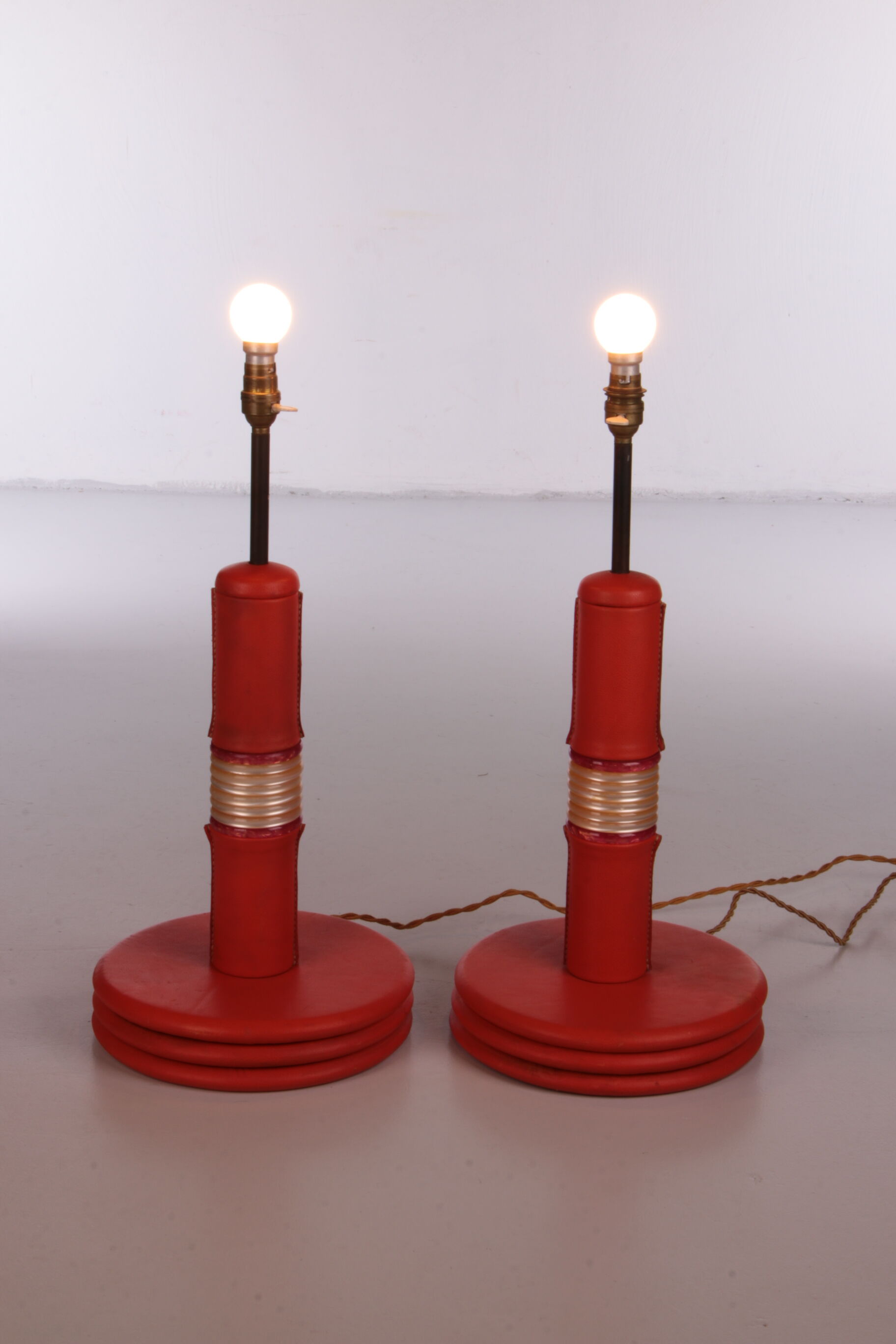 Ensemble de lampes de table rembourrées en cuir orange français années 1960