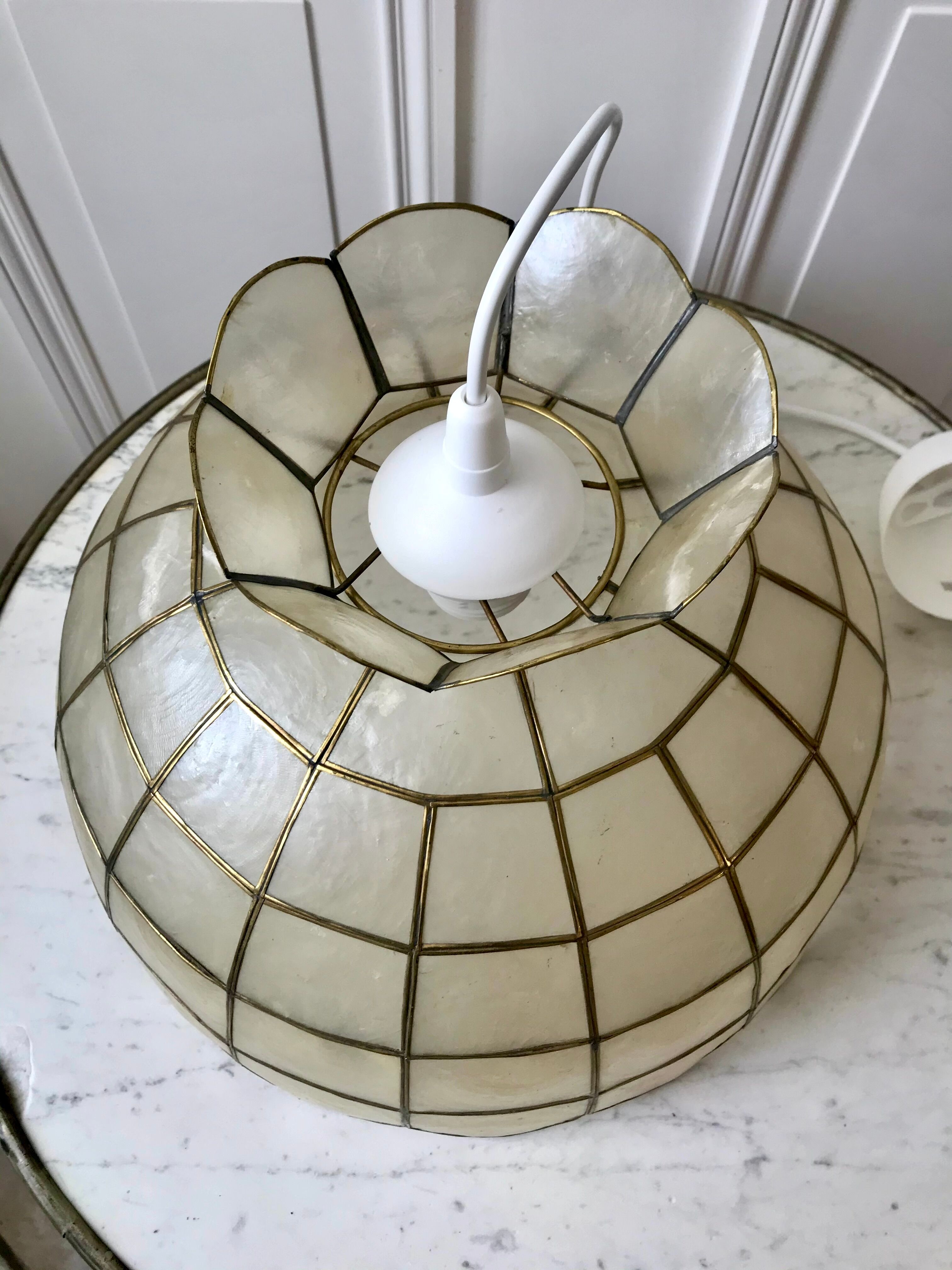 Pair of mother-of-pearl and brass suspensions 60-70s