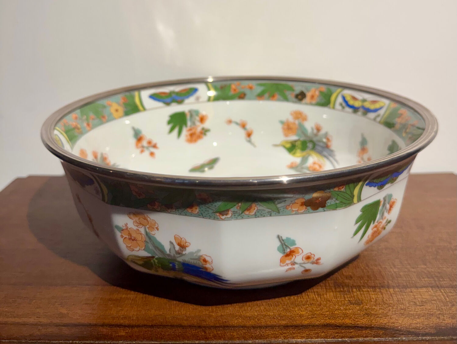 Shallow porcelain plate from Limoges Raynaud, bird decoration.