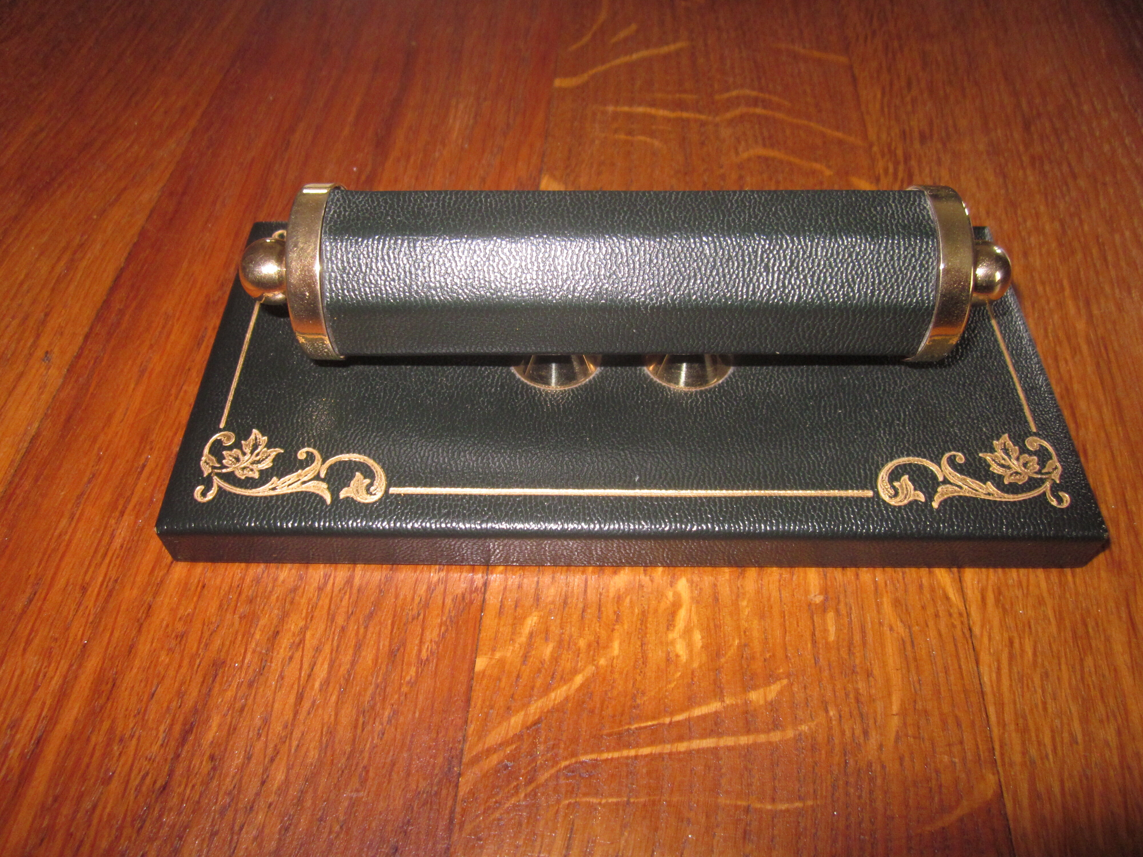 Perpetual desk calendar in green leather The Tanner