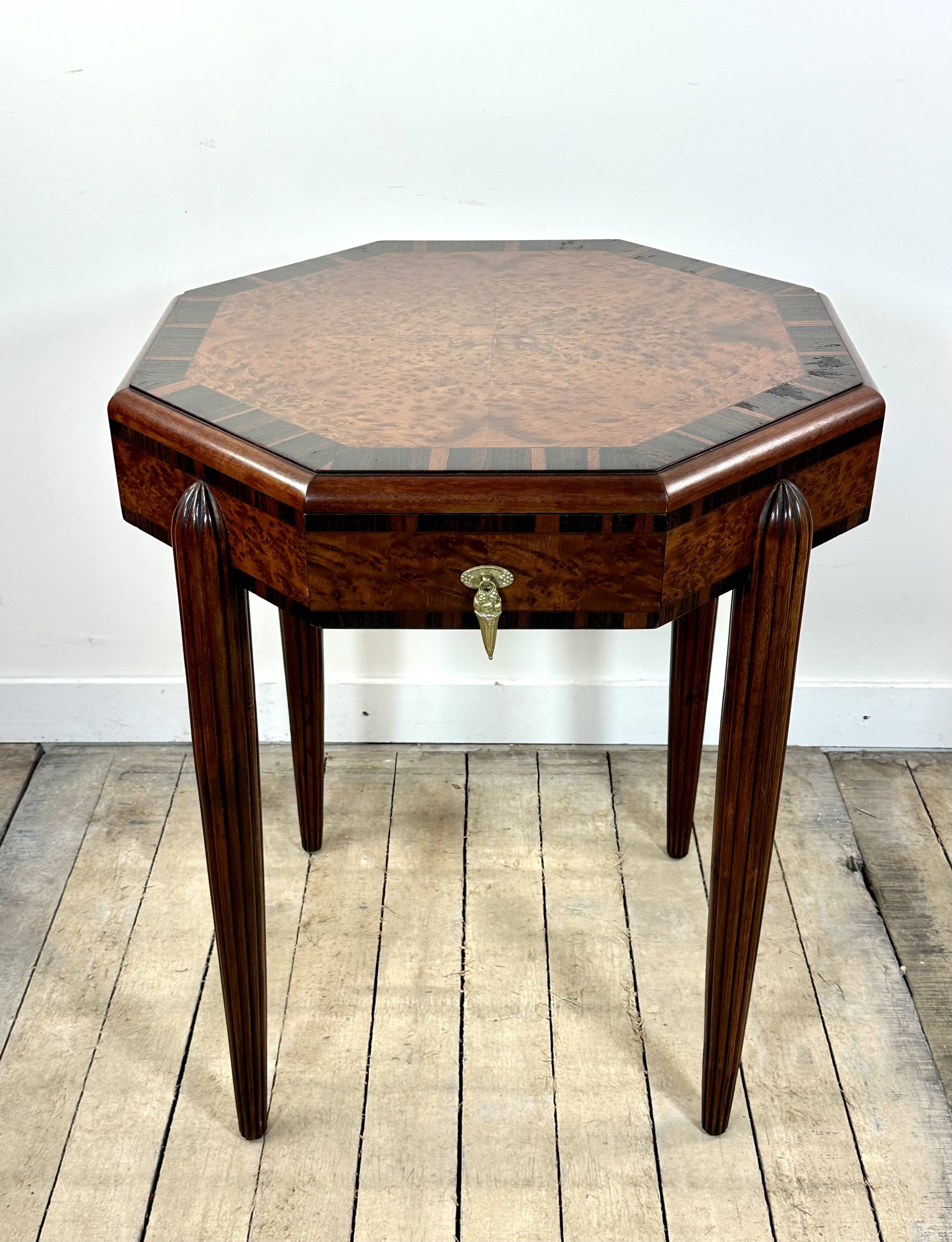 Art Deco gueridon in walnut burl marquetry, 1930.