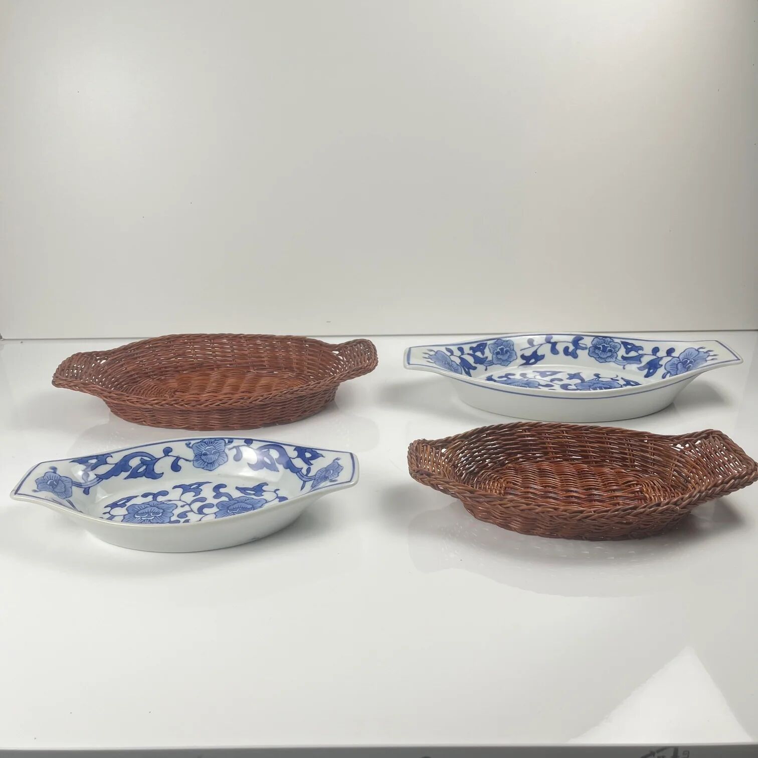 Set of 6 ceramic presentation plates in white and blue, floral pattern with woven wicker frame, 1970s/80s.