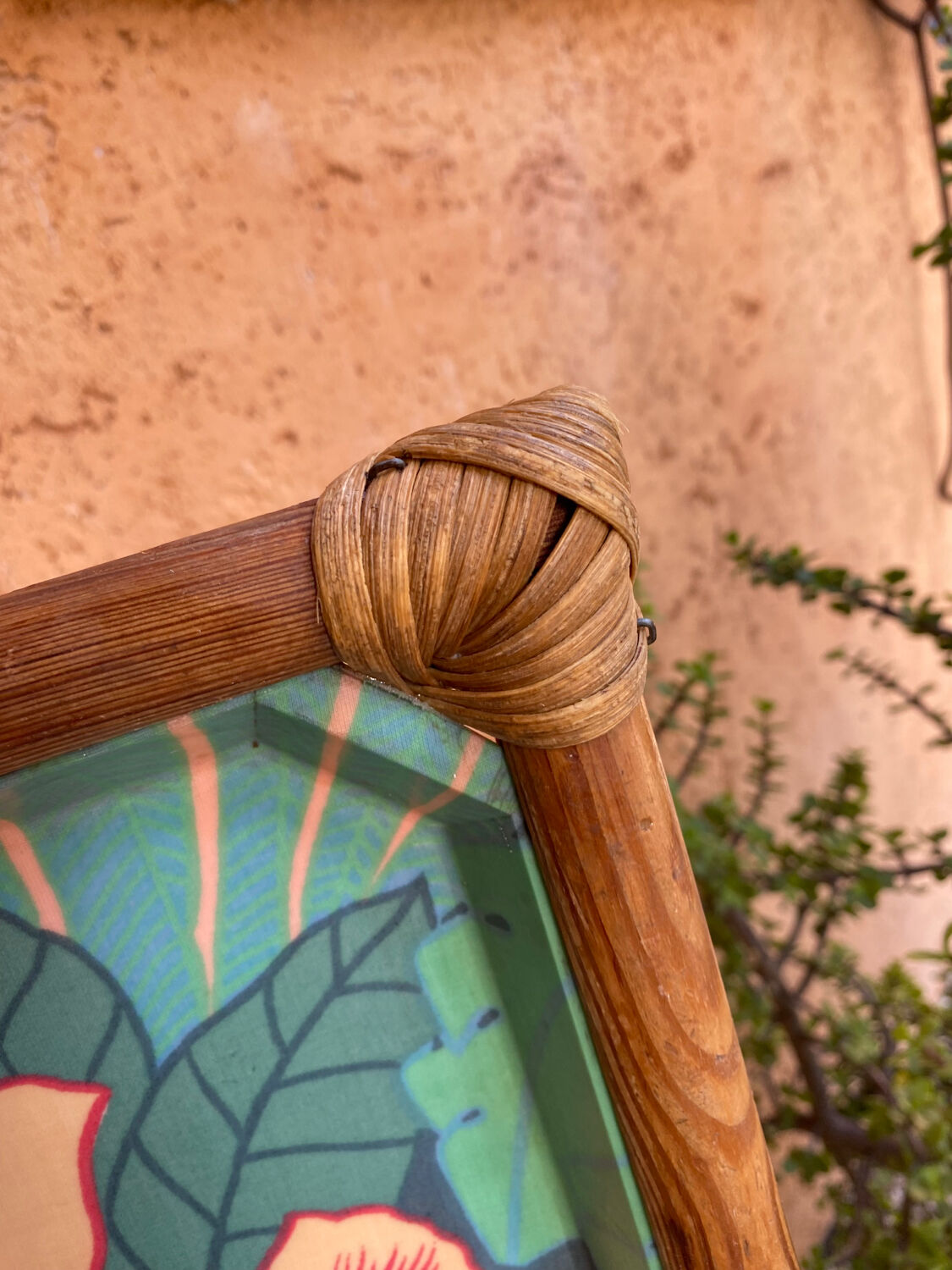 Plateau vintage en plastique et rotin