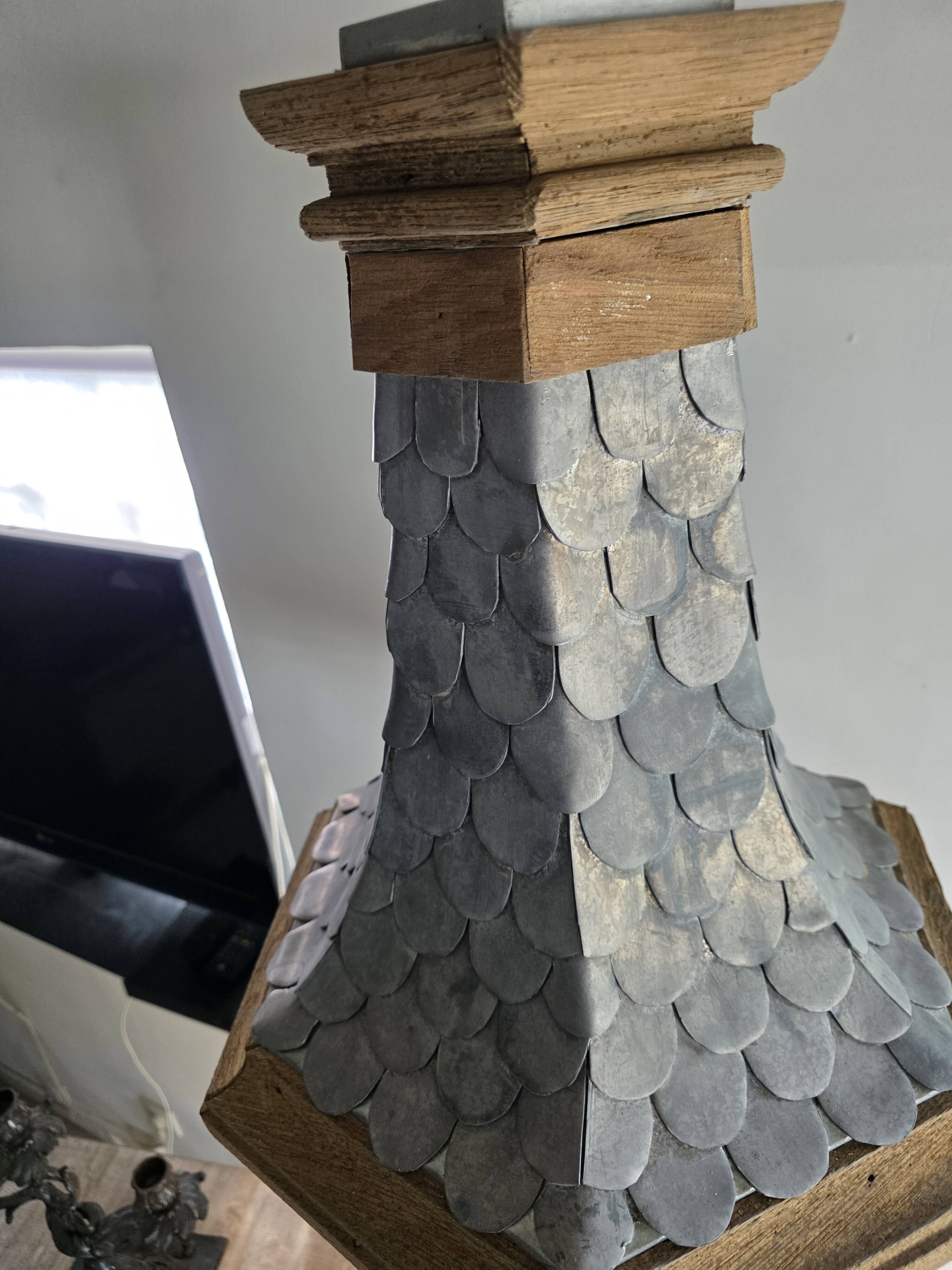Monumental lamp with a dolphin in cast iron and lead scales - 110cm